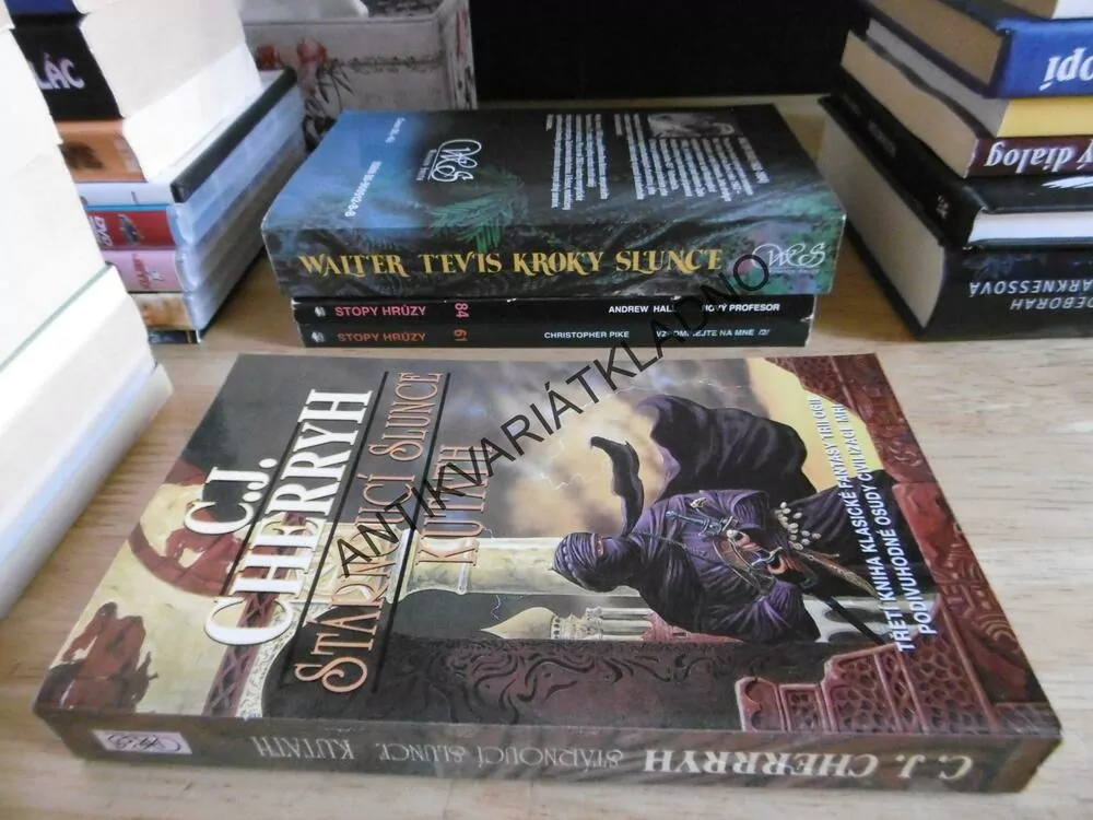 STÁRNOUCÍ SLUNCE KUTATH, C. J. CHERRYH, **an