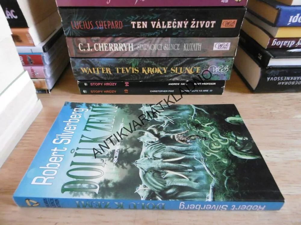 DOLŮ K ZEMI, ROBERT SILVERBERG, **an