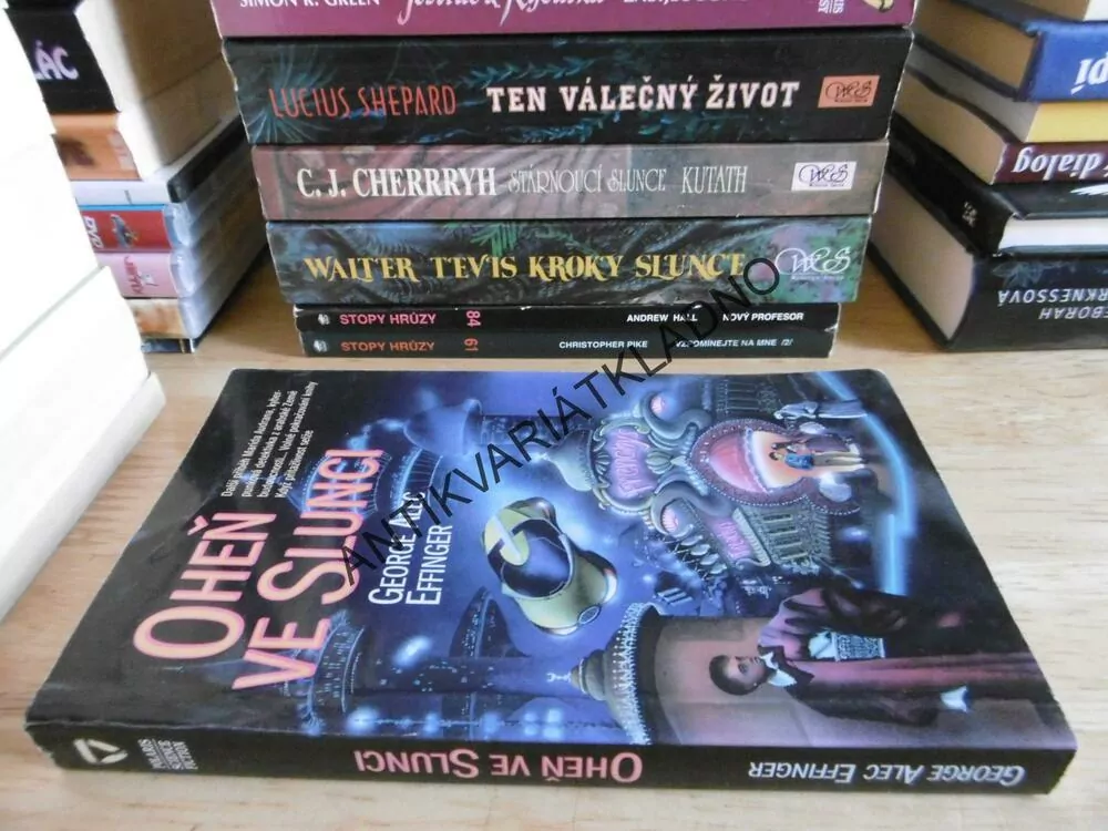 OHEŇ VE SLUNCI, GEORGE ALEC EFFINGER, **an