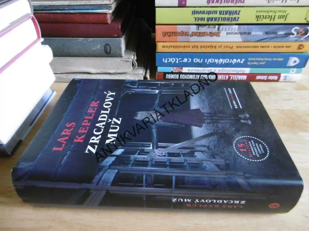 ZRCADLOVÝ MUŽ, LARS KEPLER, **an