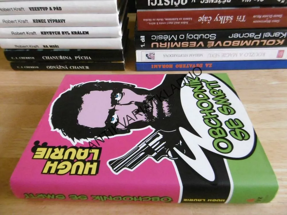 OBCHODNÍK SE SMRTÍ, HUGH LAURIE, **an