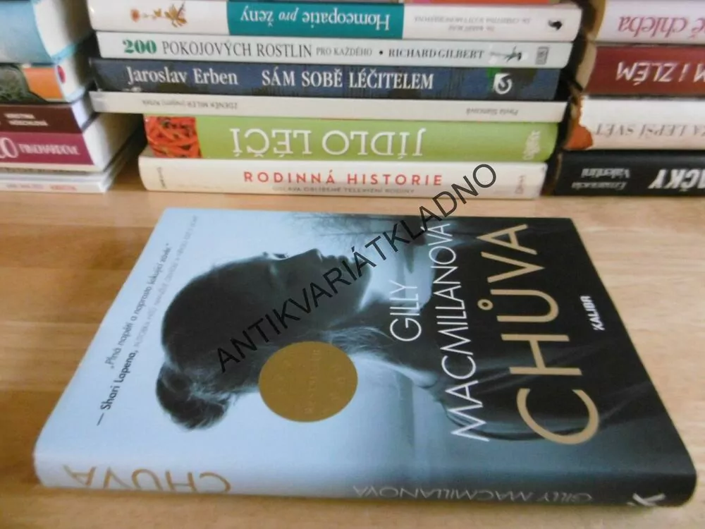 CHŮVA, GILLY MACMILLANOVÁ, **an