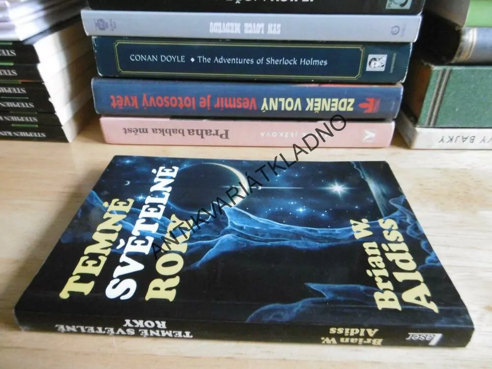TEMNÉ SVĚTELNÉ ROKY, BRIAN W. ALDISS, **an