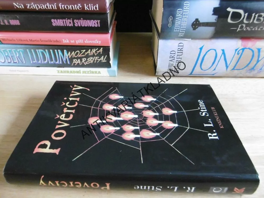 POVĚRČIVÝ, R. L. STINE, **an