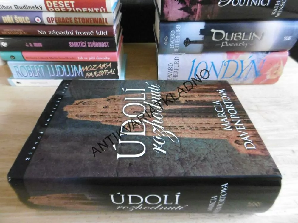 ÚDOLÍ ROZHODNUTÍ, MARCIA DAVENPORTOVÁ, **an