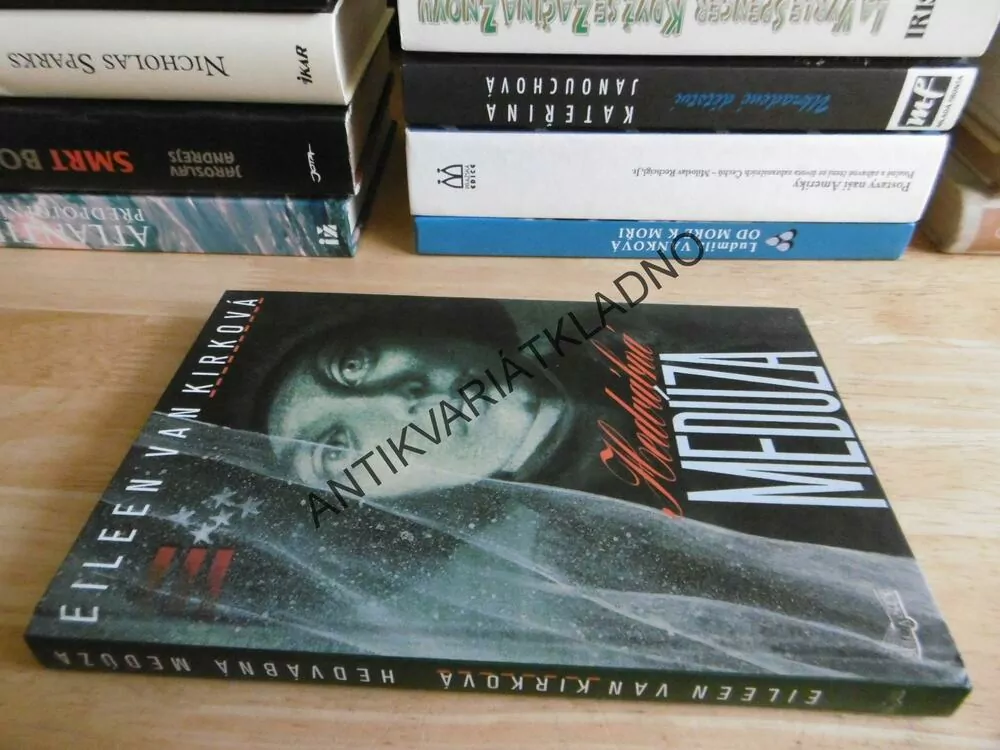 HEDVÁBNÁ MEDÚZA, EILEEN VAN KIRKOVÁ, **an