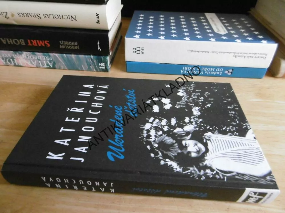 UKRADENÉ DĚTSTVÍ, KATEŘINA JANOUCHOVÁ, **an