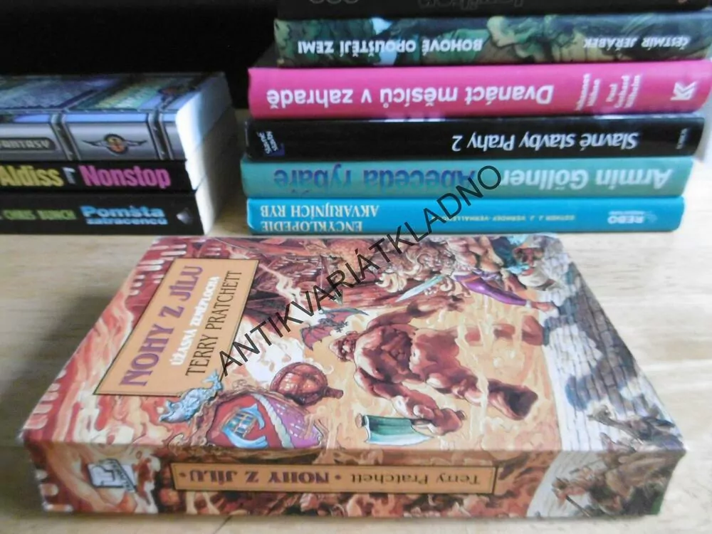 NOHY Z JÍLU, ÚŽASNÁ ZEMĚPLOCHA, TERRY PRATCHETT, **an