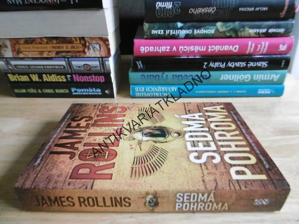 SEDMÁ POHROMA, JAMES ROLLINS, **an