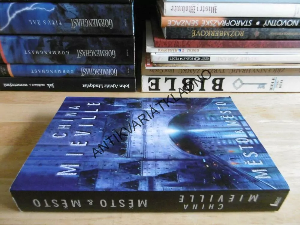 MĚSTO A MĚSTO, CHINA MIÉVILLE, **an