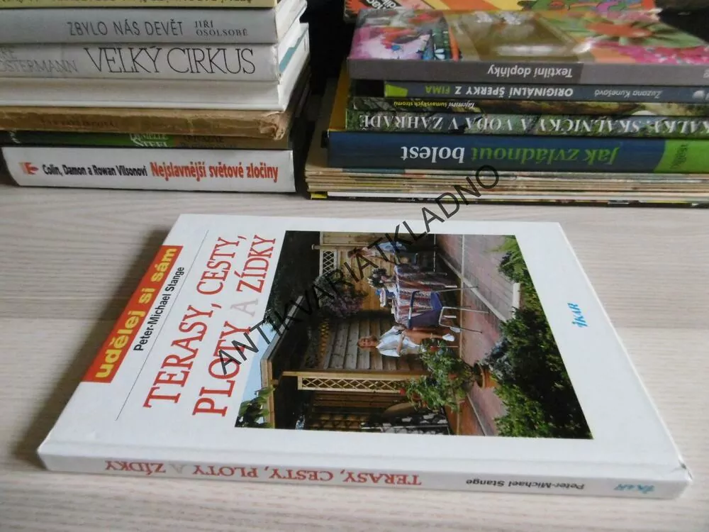 TERASY, CESTY, PLOTY A ZÍDKY, PETER-MICHAEL STANGE, **an