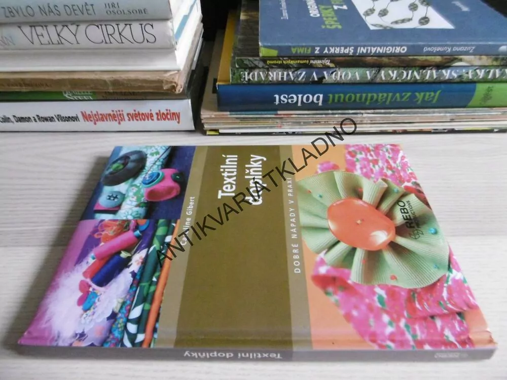 TEXTILNÍ DOPLŇKY, CAROLINE GILBERT, **an