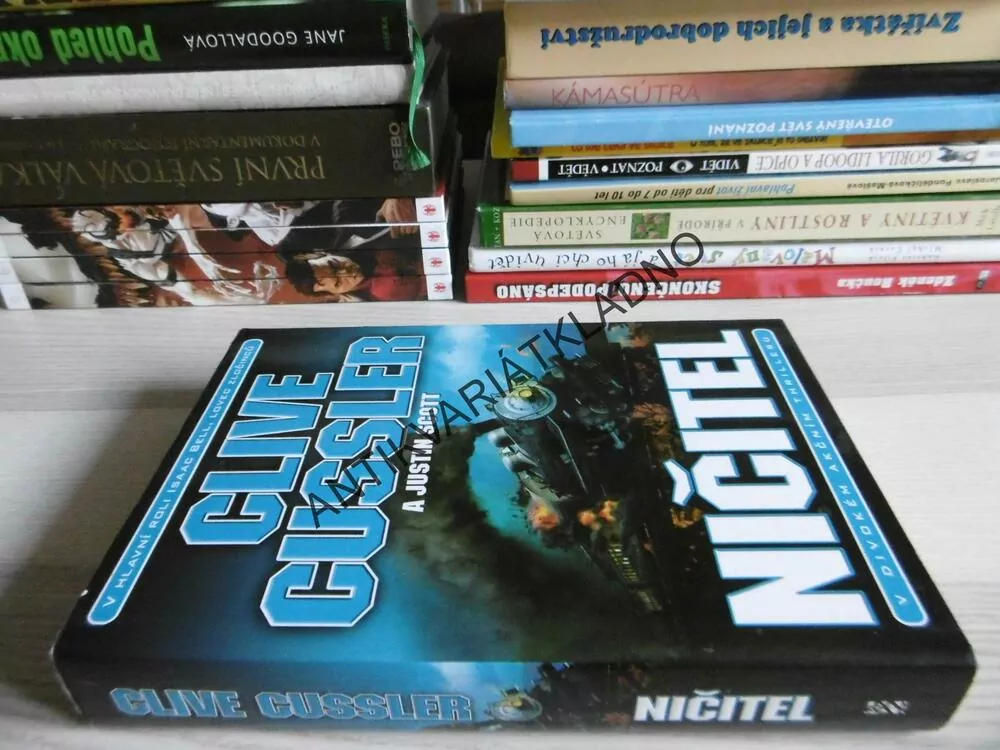 NIČITEL, CLIVE CUSSLER, **an