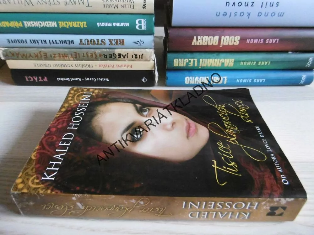 TISÍCE PLANOUCÍCH SLUNCÍ, KHALED HOSSEINI, **an