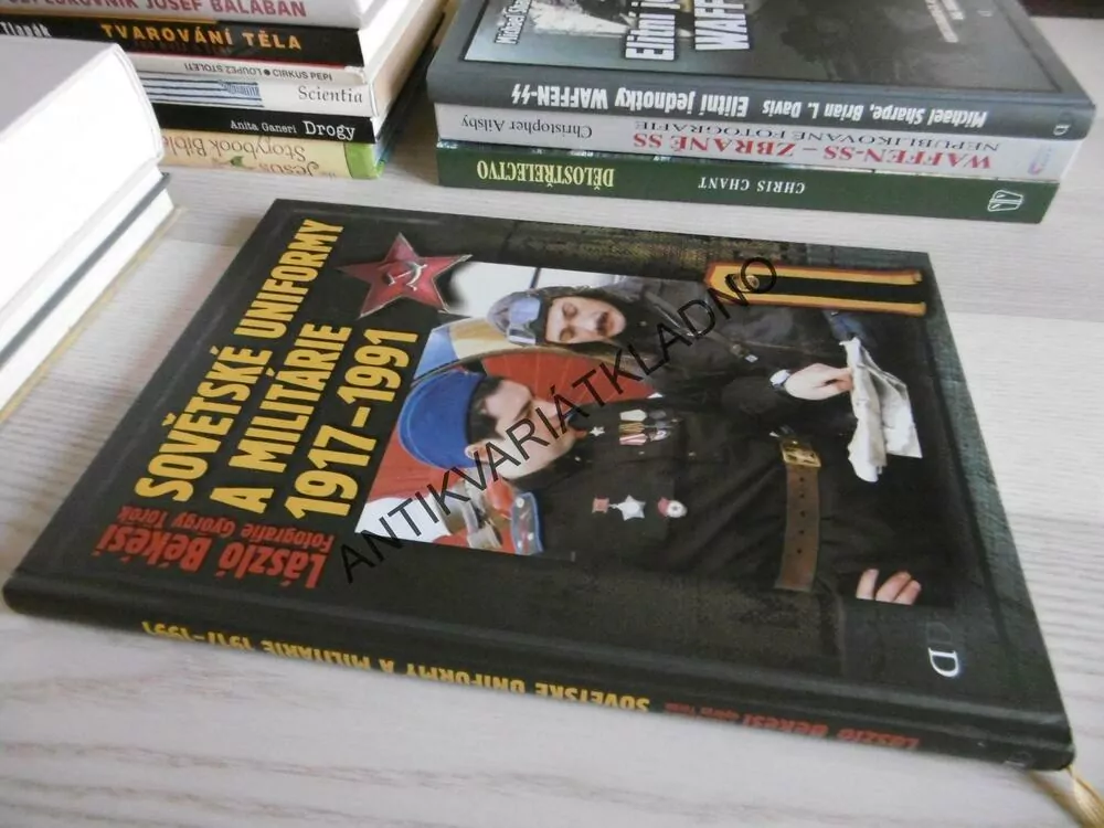 SOVĚTSKÉ UNIFORMY A MILITÁRIE 1917-91, LASZLO BÉKÉSI, **an