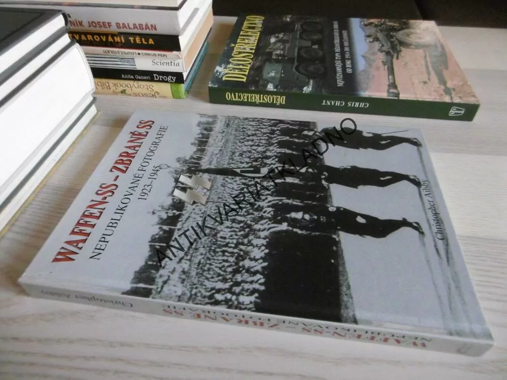 WAFFEN-SS - ZBRANĚ SS, NEPUBLIKOVANÉ FOTOGRAFIE 1923-1945, **an