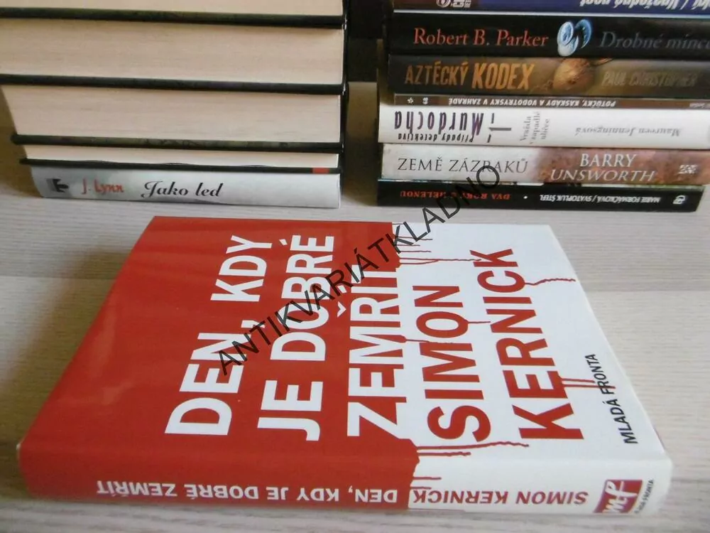 DEN, KDY JE DOBRÉ ZEMŘÍT, SIMON KERNICK, **an
