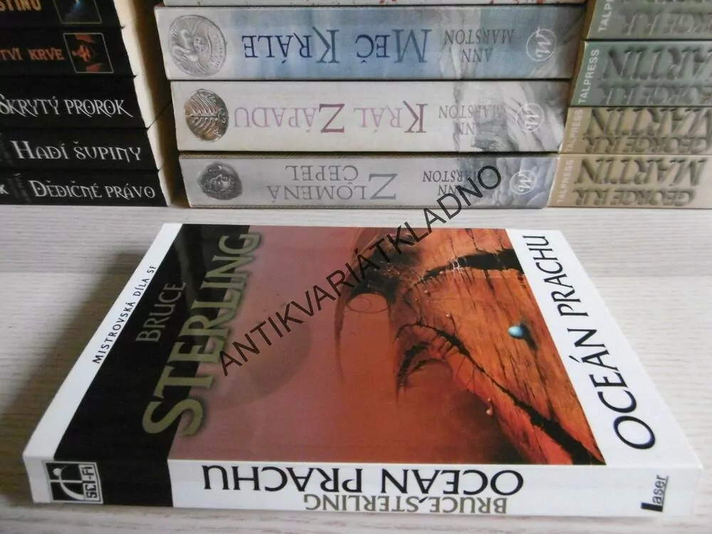 OCEÁN PRACHU, BRUCE STERLING, **an