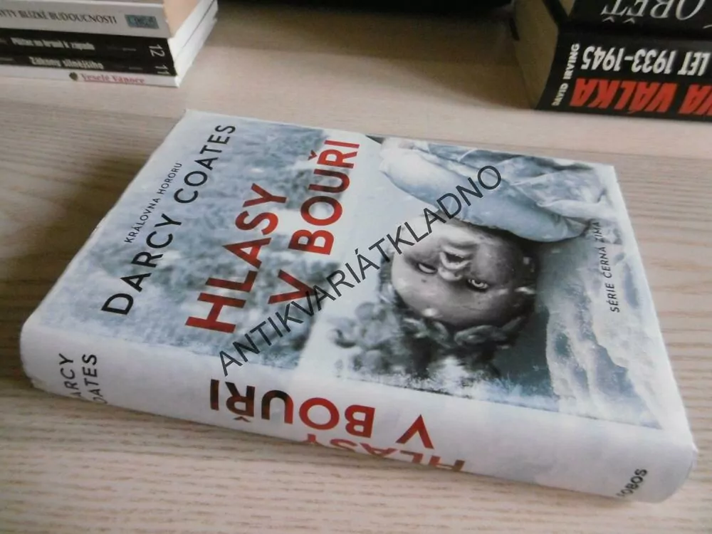 HLASY V BOUŘI, DARCY COATES, **an