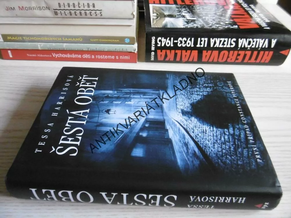 ŠESTÁ OBĚŤ, TESSA HARRISOVÁ, **an
