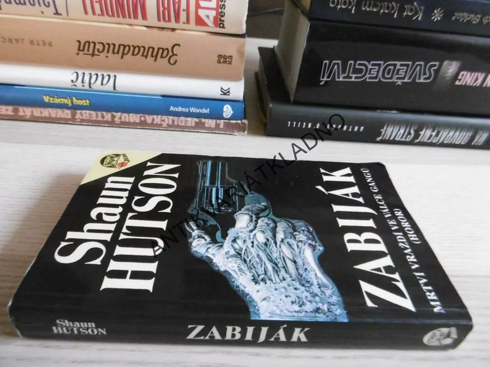 ZABIJÁK, SHAUN HUTSON, **an