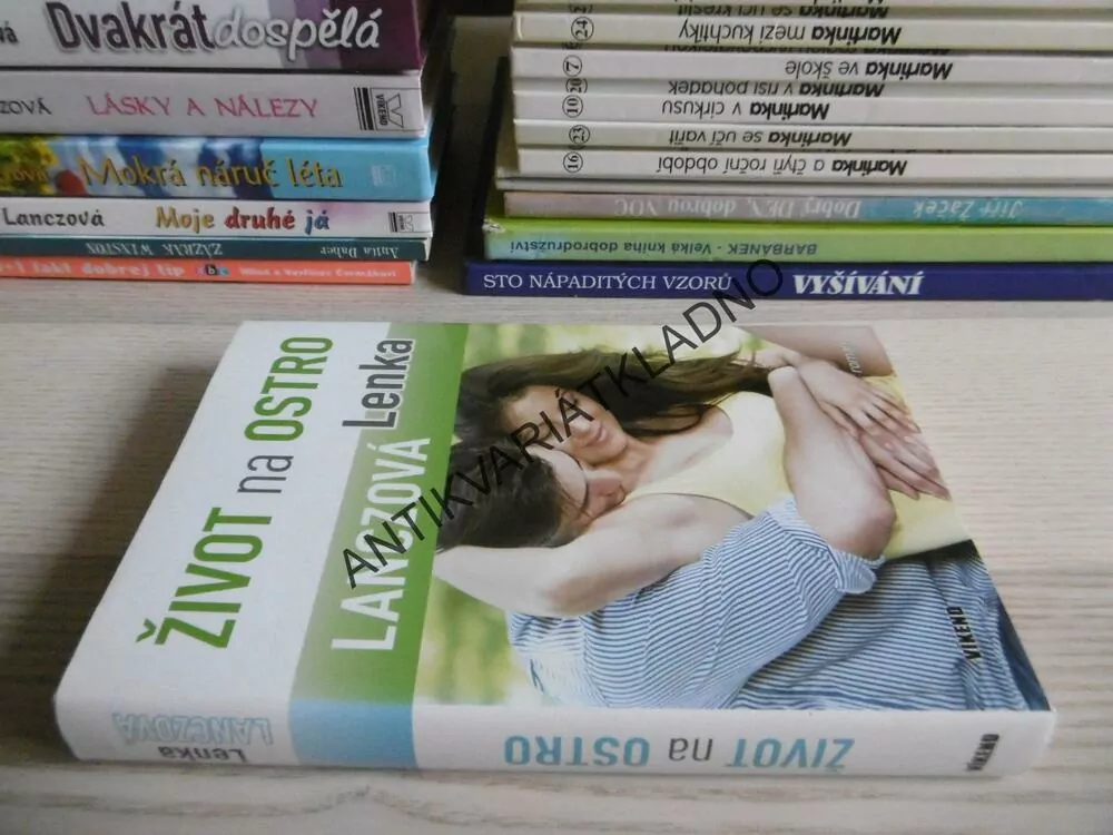 ŽIVOT NA OSTRO, LENKA LANCZOVÁ, **an