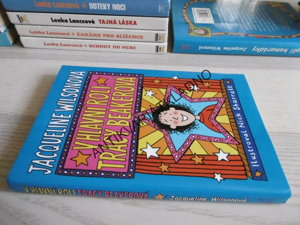 V HLAVNÍ ROLI TRACEY BEAKEROVÁ, JACQUELINE WILSONOVÁ, **an