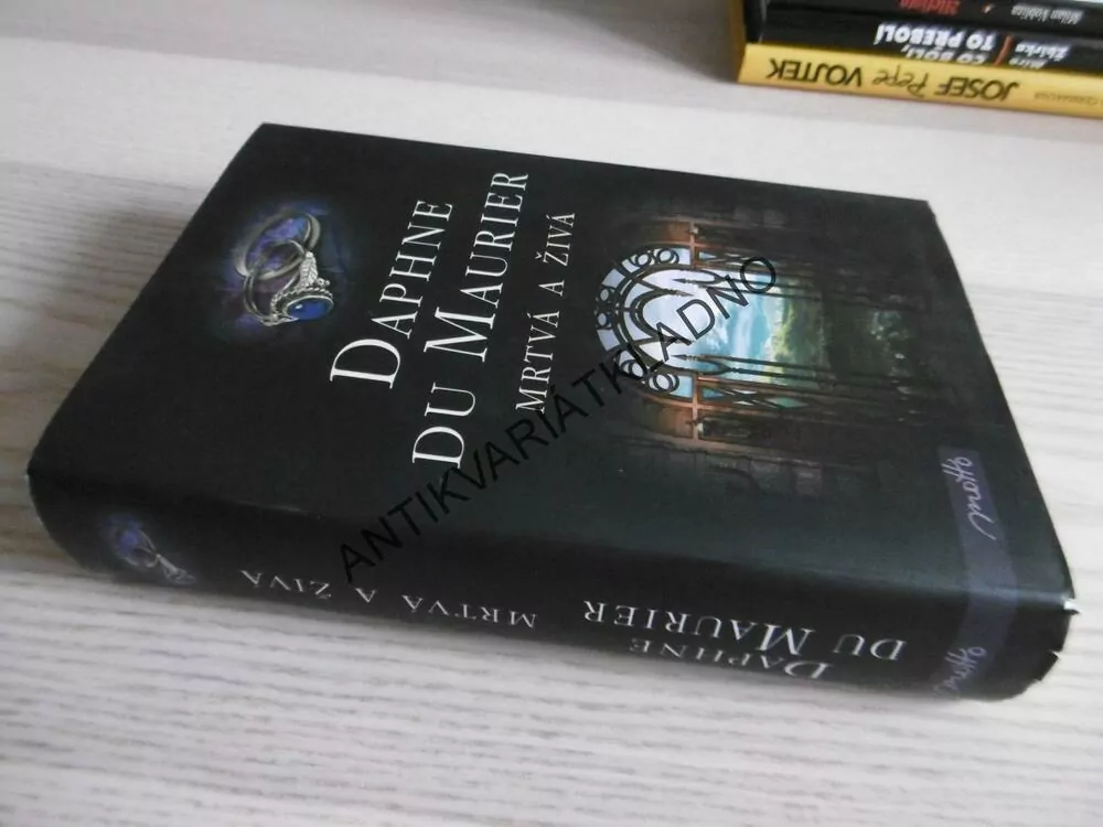 MRTVÁ A ŽIVÁ, DAPHNE DU MAURIER, **an