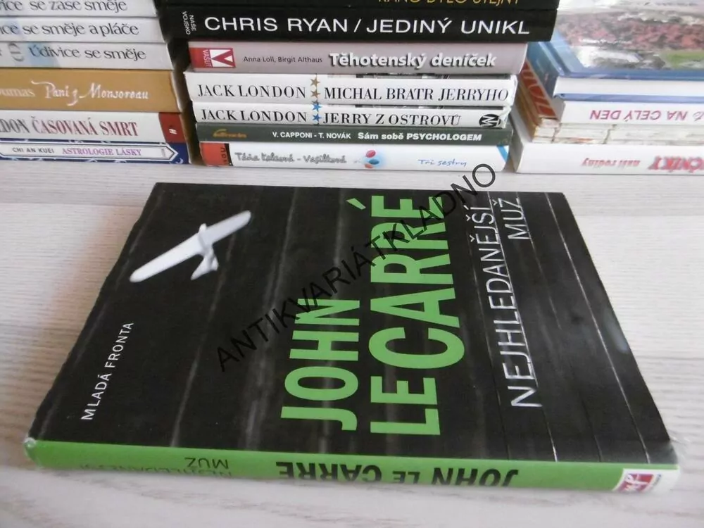 NEJHLEDANĚJŠÍ MUŽ, JOHN LECARRÉ, **an