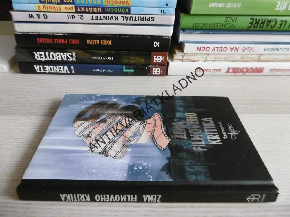 ŽENA FILMOVÉHO KRITIKA, **an