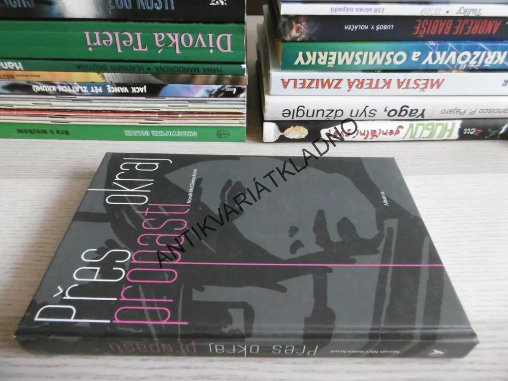 PŘES OKRAJ PROPASTI, NORAH MCCLINTOCKOVÁ, **an