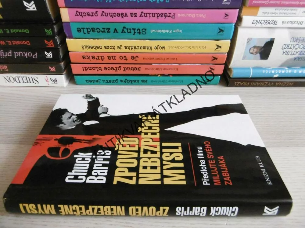 ZPOVĚĎ NEBEZPEČNÉ MYSLI, CHUCK BARRIS, **an