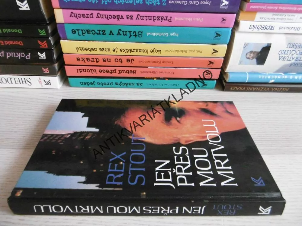 JEN PŘES MOU MRTVOLU, REX STOUT, **an