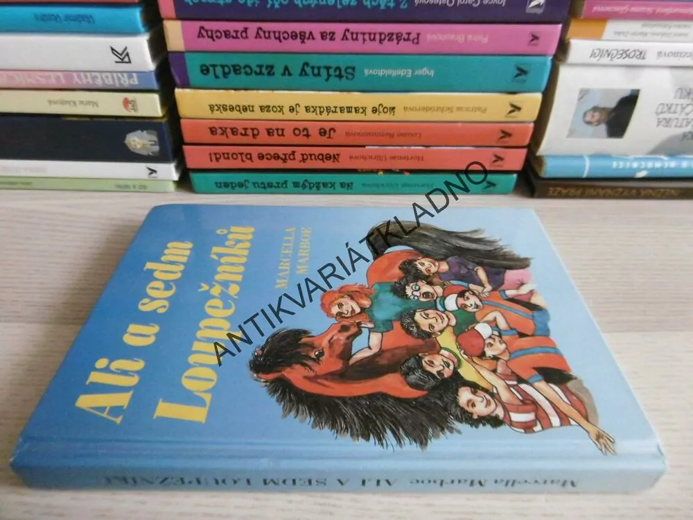 ALI A SEDM LOUPEŽNÍKŮ, MARCELA MARBOE, **an