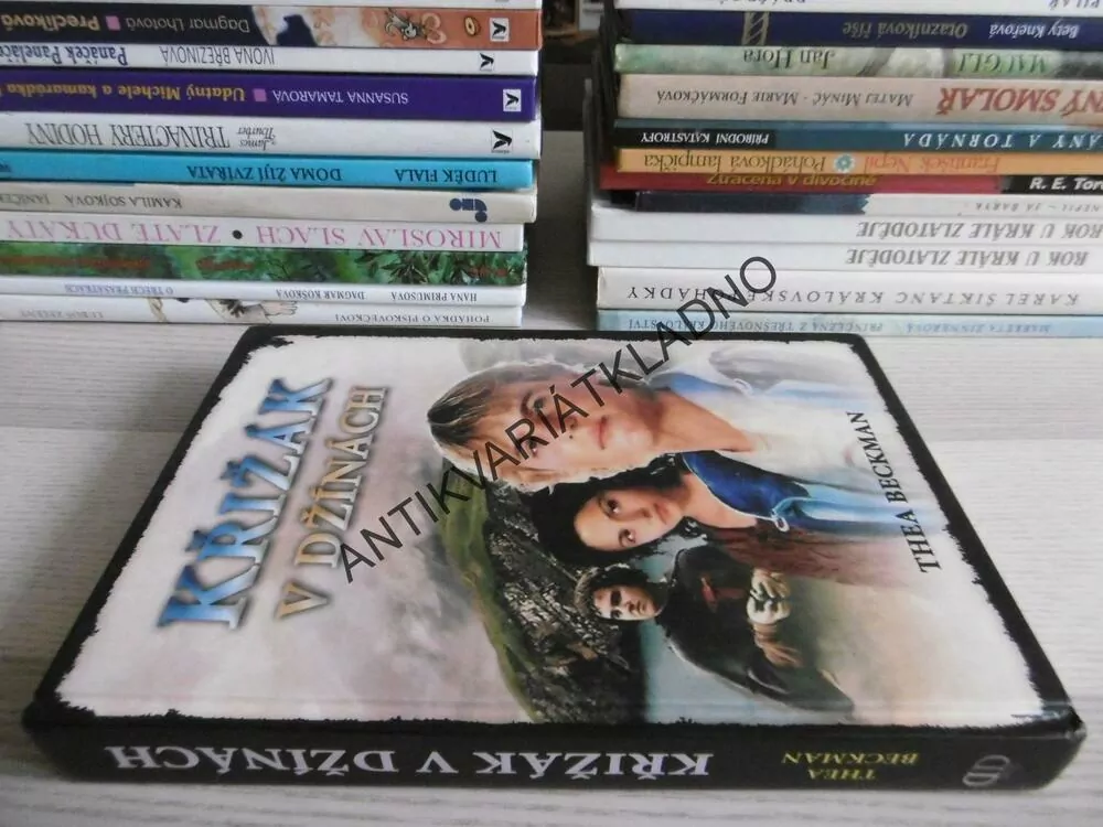 KŘÍŽÁK V DŽÍNÁCH, THEA BECKMAN, **an