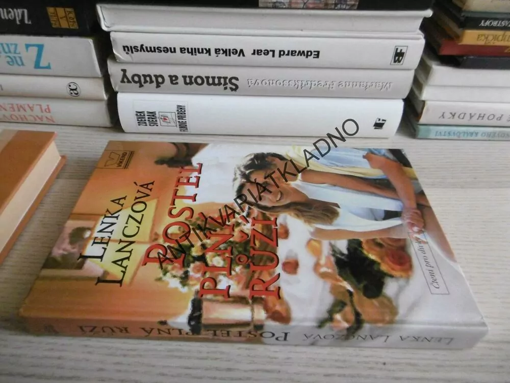 POSTEL PLNÁ RŮŽÍ, LENKA LANCZOVÁ, **an