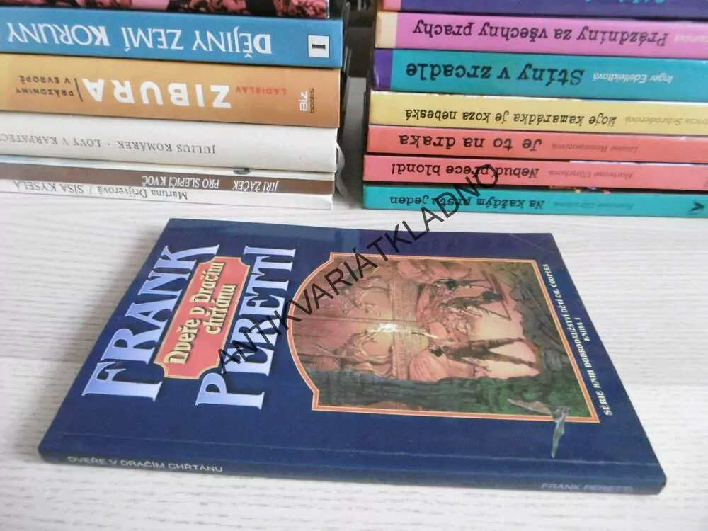 DVEŘE V DRAČÍM CHŘTÁNU, FRANK PERETTI, **an