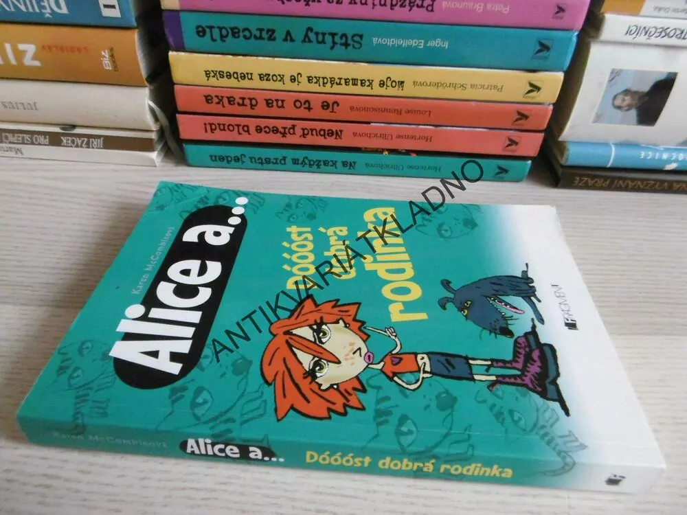 ALICE A... DÓÓÓST DOBRÁ RODINKA, KAREN MCCOMBIEOVÁ, **an