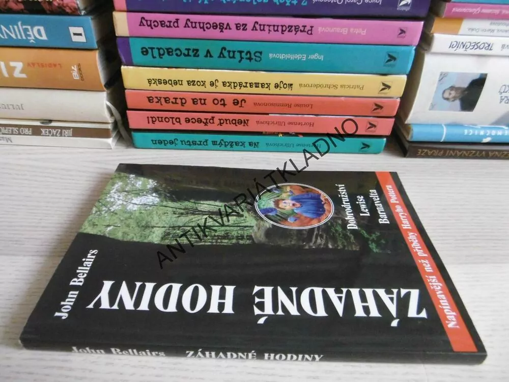 ZÁHADNÉ HODINY, JOHN BELLAIRS, **an