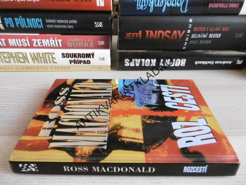 ROZCESTÍ, ROSS MACDONALD, **an