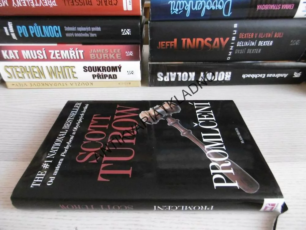 PROMLČENÍ, SCOTT TUROW, **an