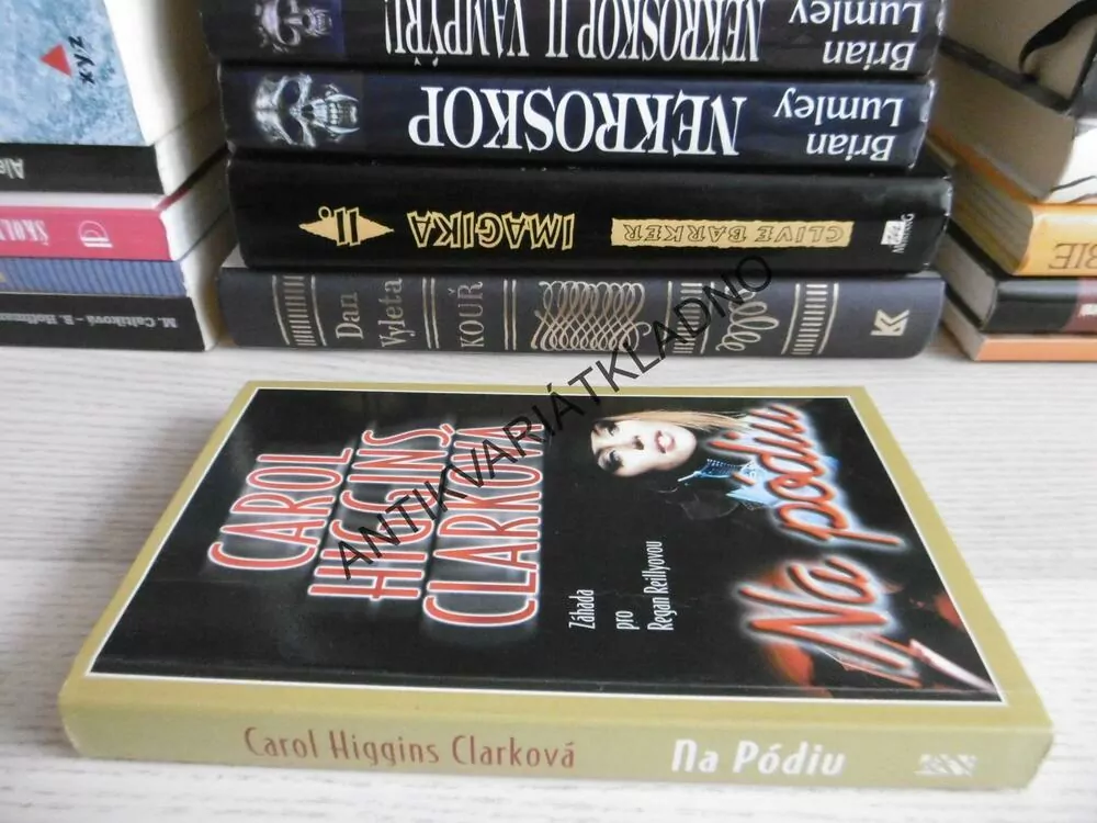 NA PÓDIU, CAROL HIGGINS CLARKOVÁ, **an