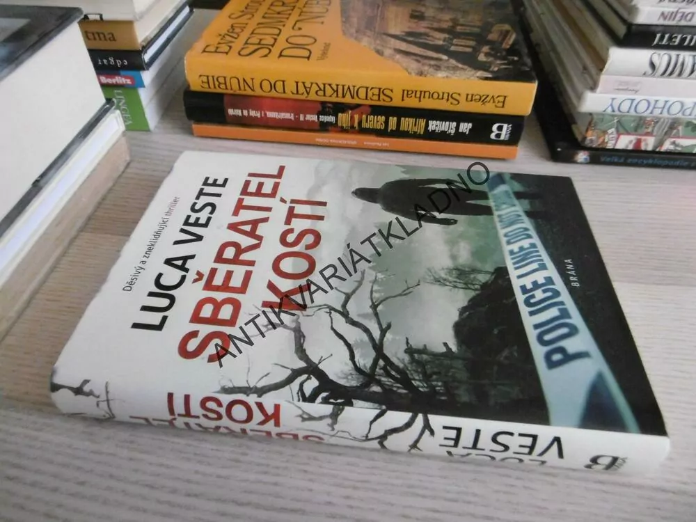 SBĚRATEL KOSTÍ, LUCA VESTE,  **an