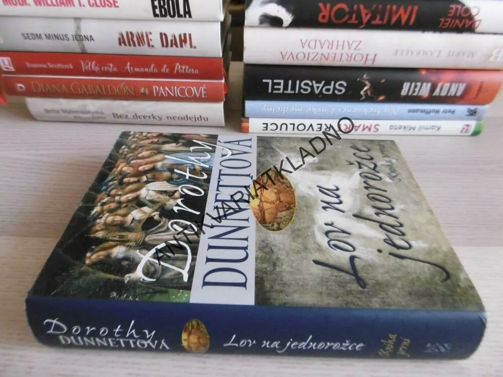 LOV NA JEDNOROŽCE, DOROTHY DUNNETTOVÁ, **an