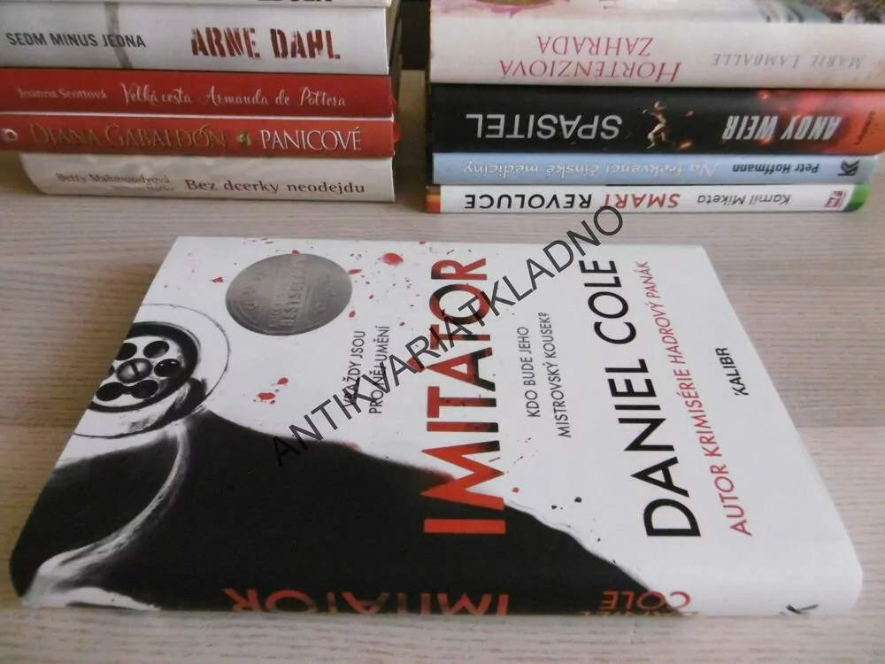 IMITÁTOR, DANIEL COLE, **an