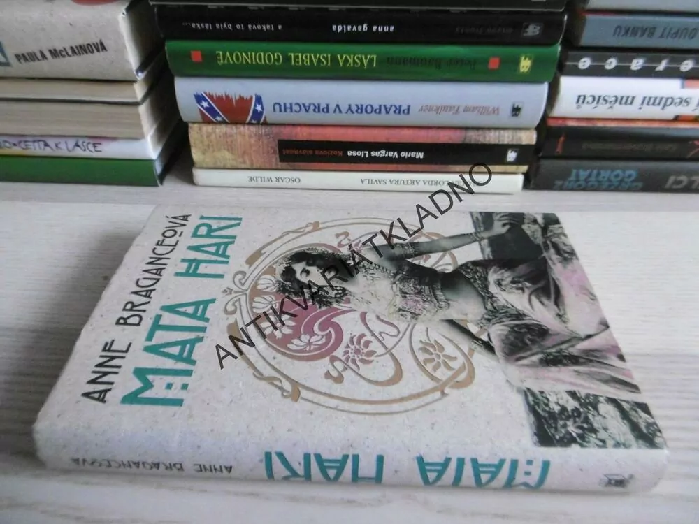 MATA HARI, ANNE BRAGANCEOVÁ, **an