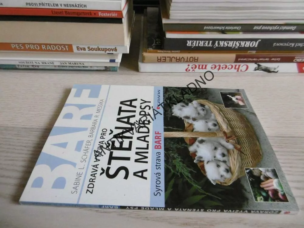 ZDRAVÁ VÝŽIVA PRO ŠTĚŇATA A MLADÉ PSY, BARF, SABINE L. SCHÄFER, BARBARA R. MESSIKA, **an