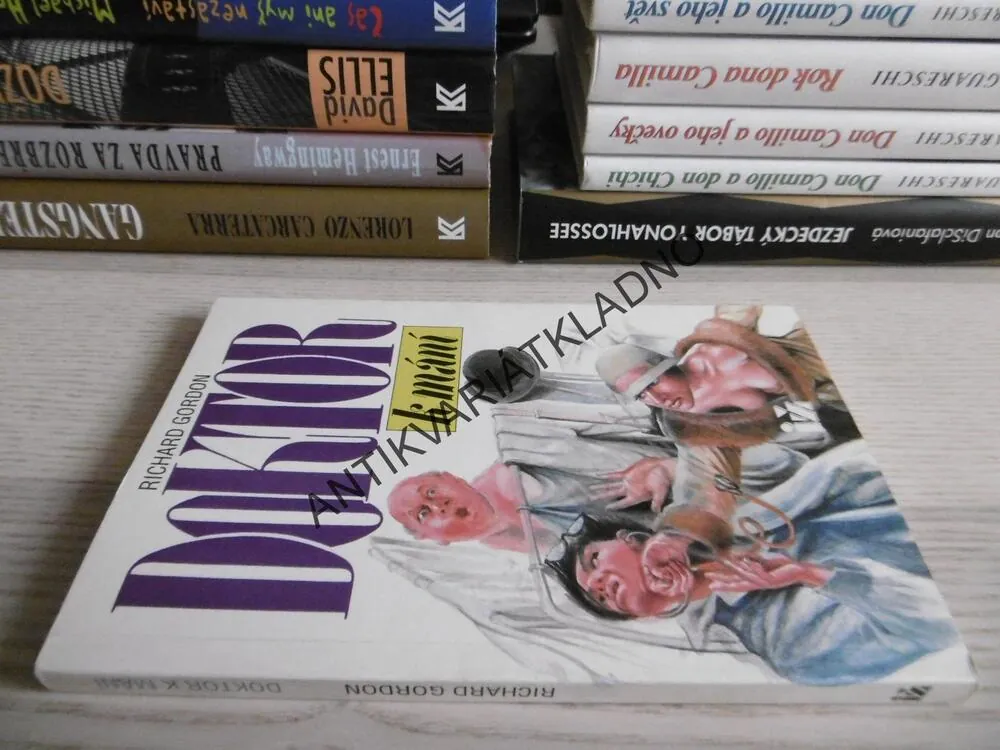 DOKTOR K MÁNÍ, RICHARD GORDON, **an