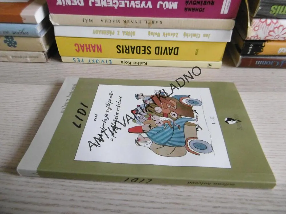 LIDI ANEB DUCH NÁRODA JE NEJLÉPE CÍTIT V PŘEPLNĚNÉM AUTOBUSE, MILENA HOLCOVÁ, **an
