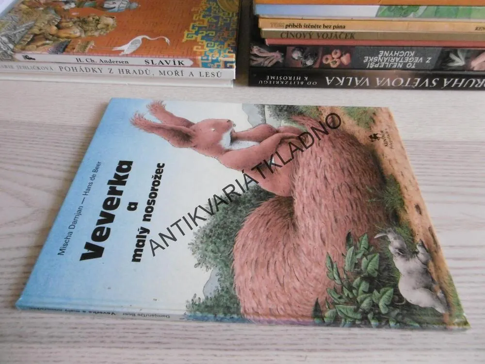 VEVERKA A MALÝ NOSOROŽEC, MISCHA DAMJAN, HANS DE BEER, **an